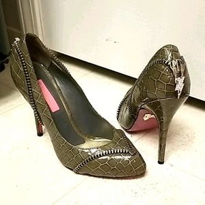 BETSEY JOHNSON leather zippered heels lightning